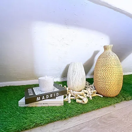 Charming Terrace And Parking شقة